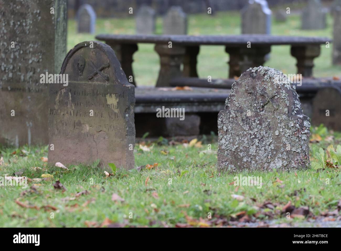 Vue extérieure sur les vieilles pierres tombales dans un cimetière de Halifax, en Allemagne Banque D'Images