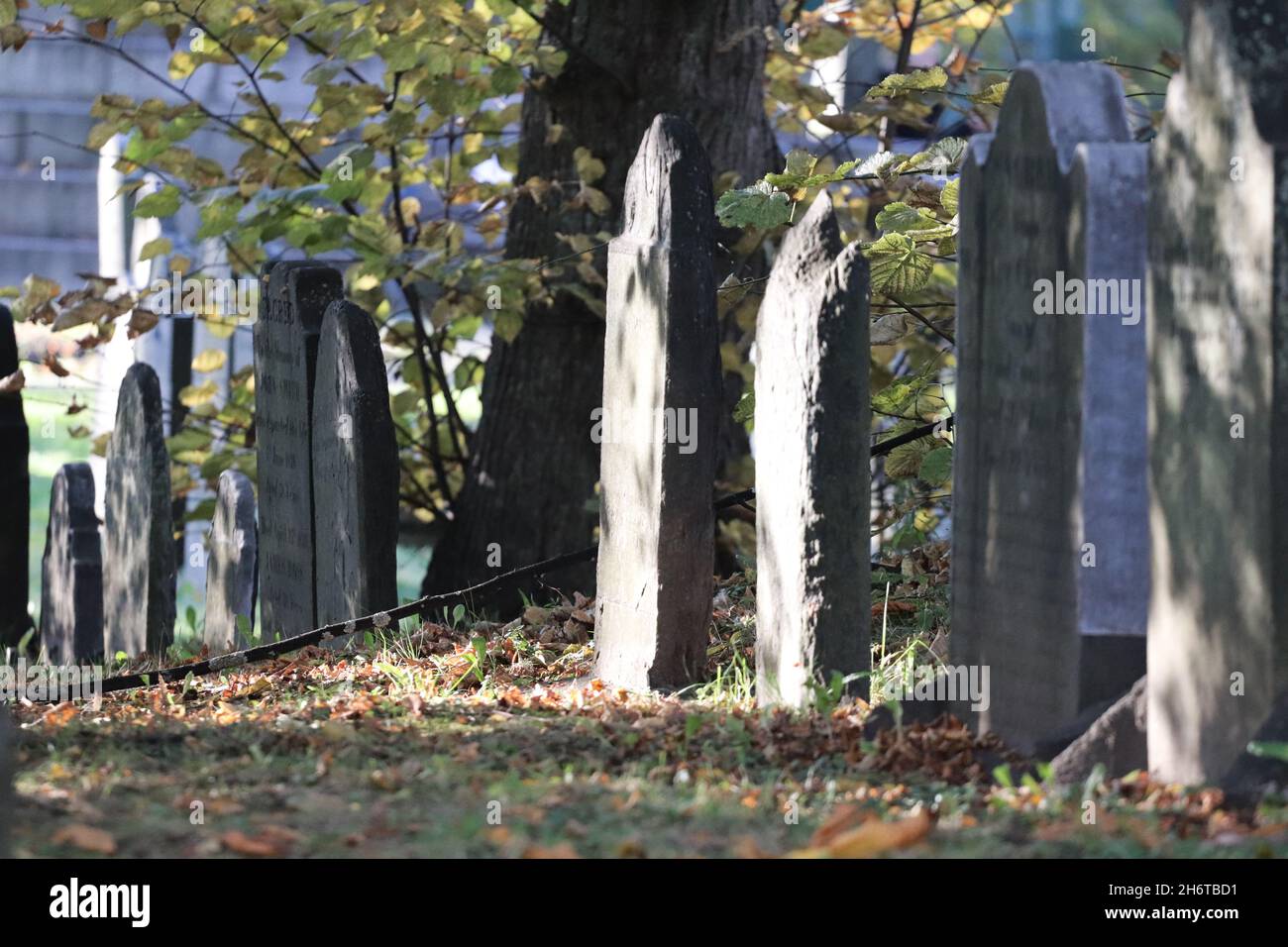 Vue extérieure sur les vieilles pierres tombales dans un cimetière de Halifax, en Allemagne Banque D'Images