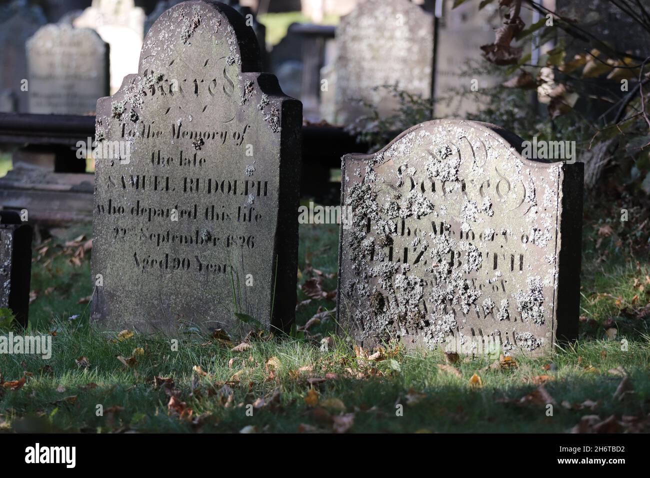 Vue extérieure sur les vieilles pierres tombales dans un cimetière de Halifax, en Allemagne Banque D'Images