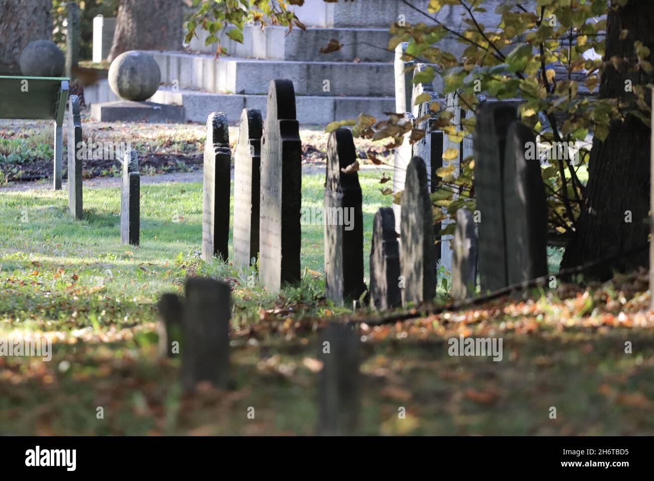 Vue extérieure sur les vieilles pierres tombales dans un cimetière de Halifax, en Allemagne Banque D'Images