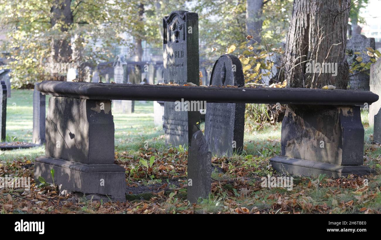 Vue extérieure sur les vieilles pierres tombales dans un cimetière de Halifax, en Allemagne Banque D'Images