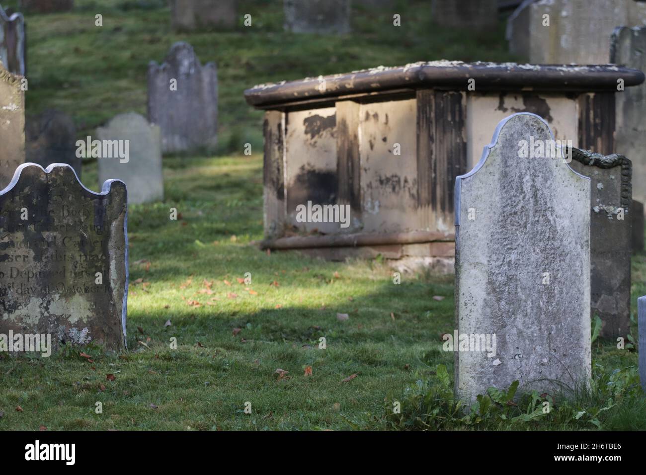 Vue extérieure sur les vieilles pierres tombales dans un cimetière de Halifax, en Allemagne Banque D'Images