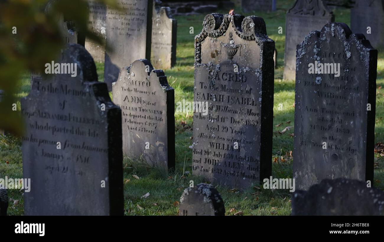 Gros plan de vieilles pierres tombales dans un cimetière de Halifax, en Allemagne Banque D'Images