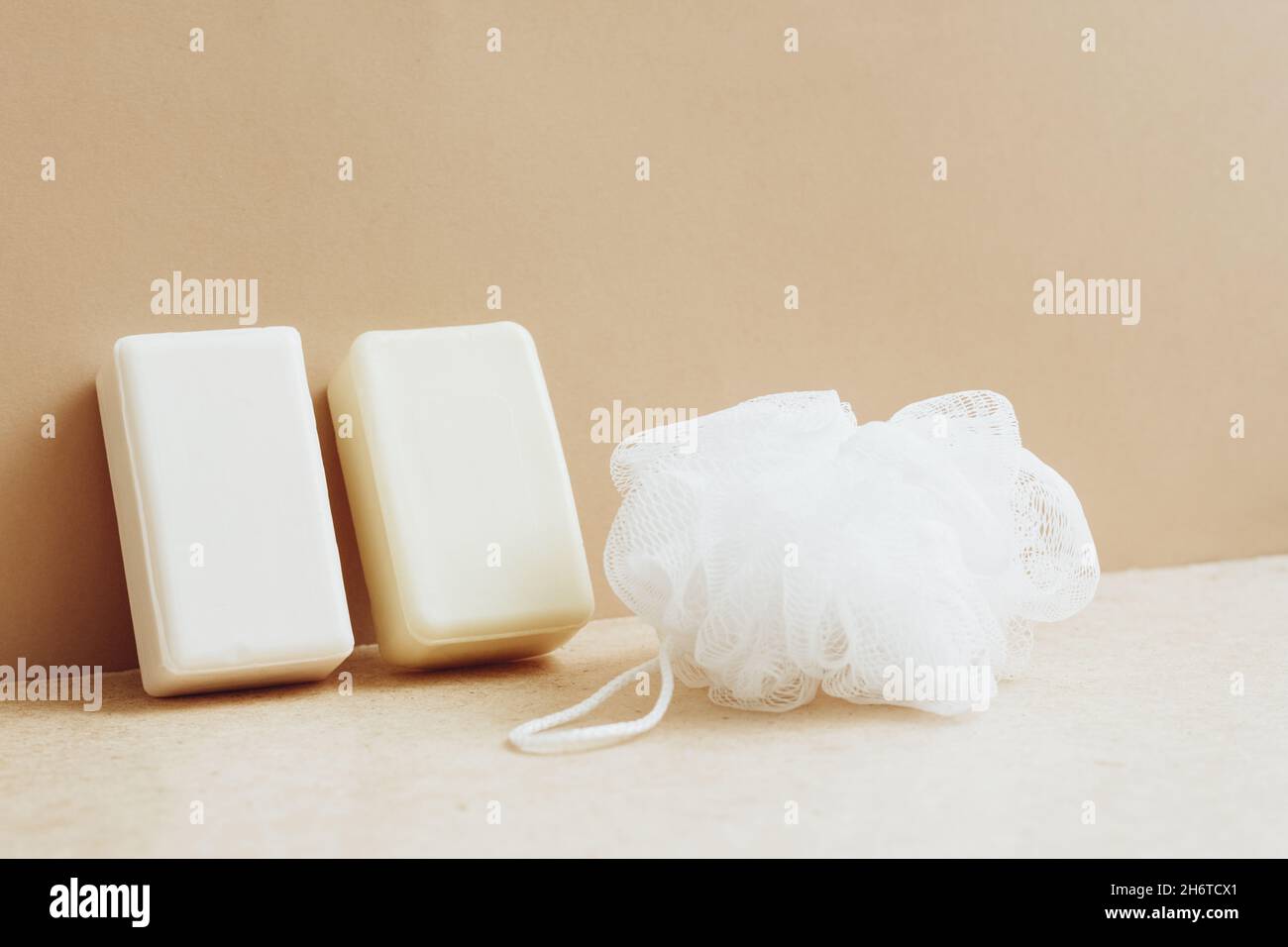 Savon fait main en matières premières naturelles débarbouillette beige fond.Cosmétiques biologiques.Spa concept de santé n Banque D'Images