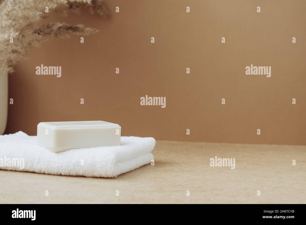 Barres de savon en matières premières naturelles blanc doux serviette beige fond.Cosmétiques biologiques.Concept de santé spa Banque D'Images