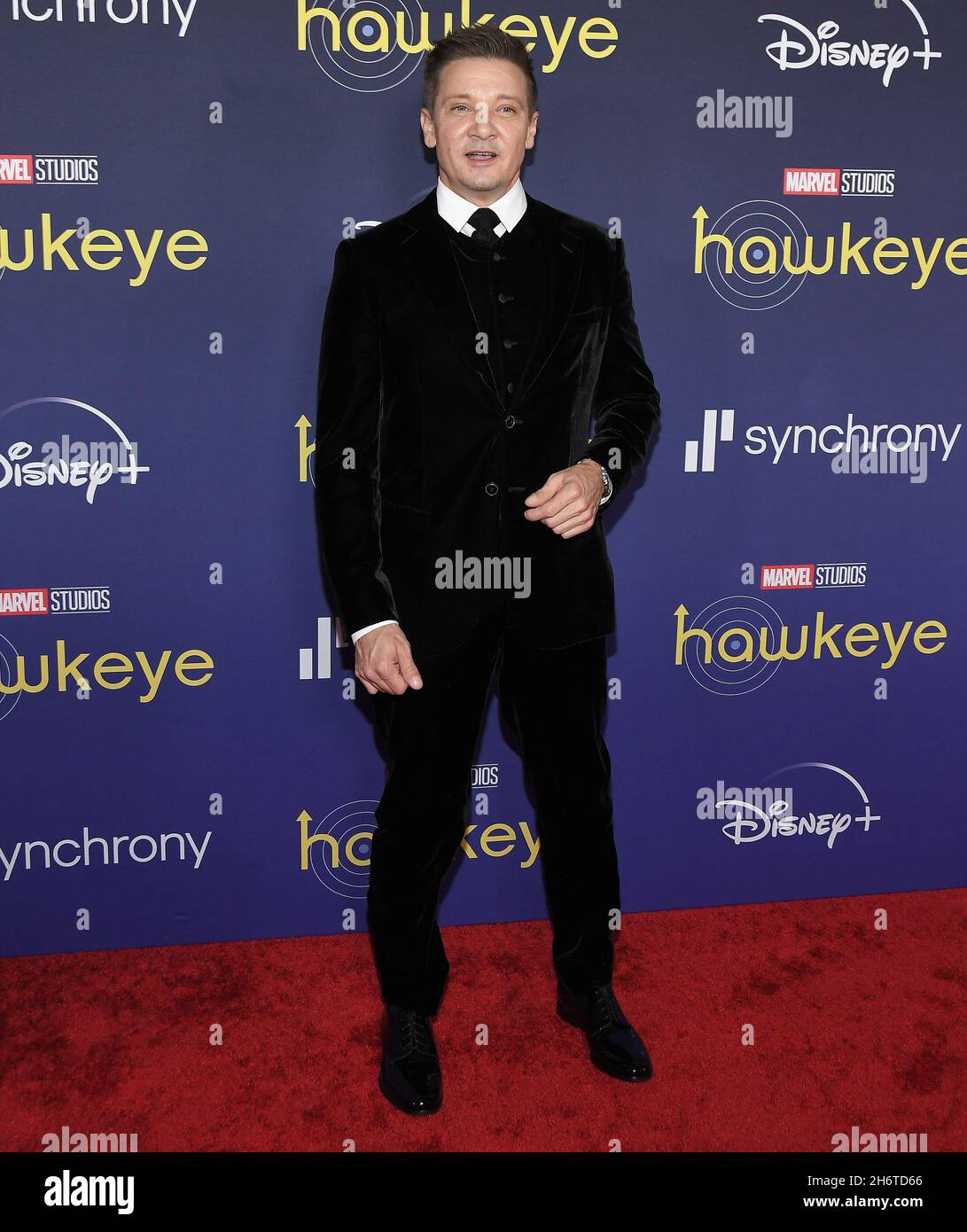 Los Angeles, États-Unis.17 novembre 2021.Jeremy Renner arrive à la première HAWKEYE Los Angeles des Marvel Studios, qui s'est tenue au théâtre El Capitan à Hollywood, CA, le mercredi 17 novembre 2021.(Photo par Sthanlee B. Mirador/Sipa USA) crédit: SIPA USA/Alay Live News Banque D'Images