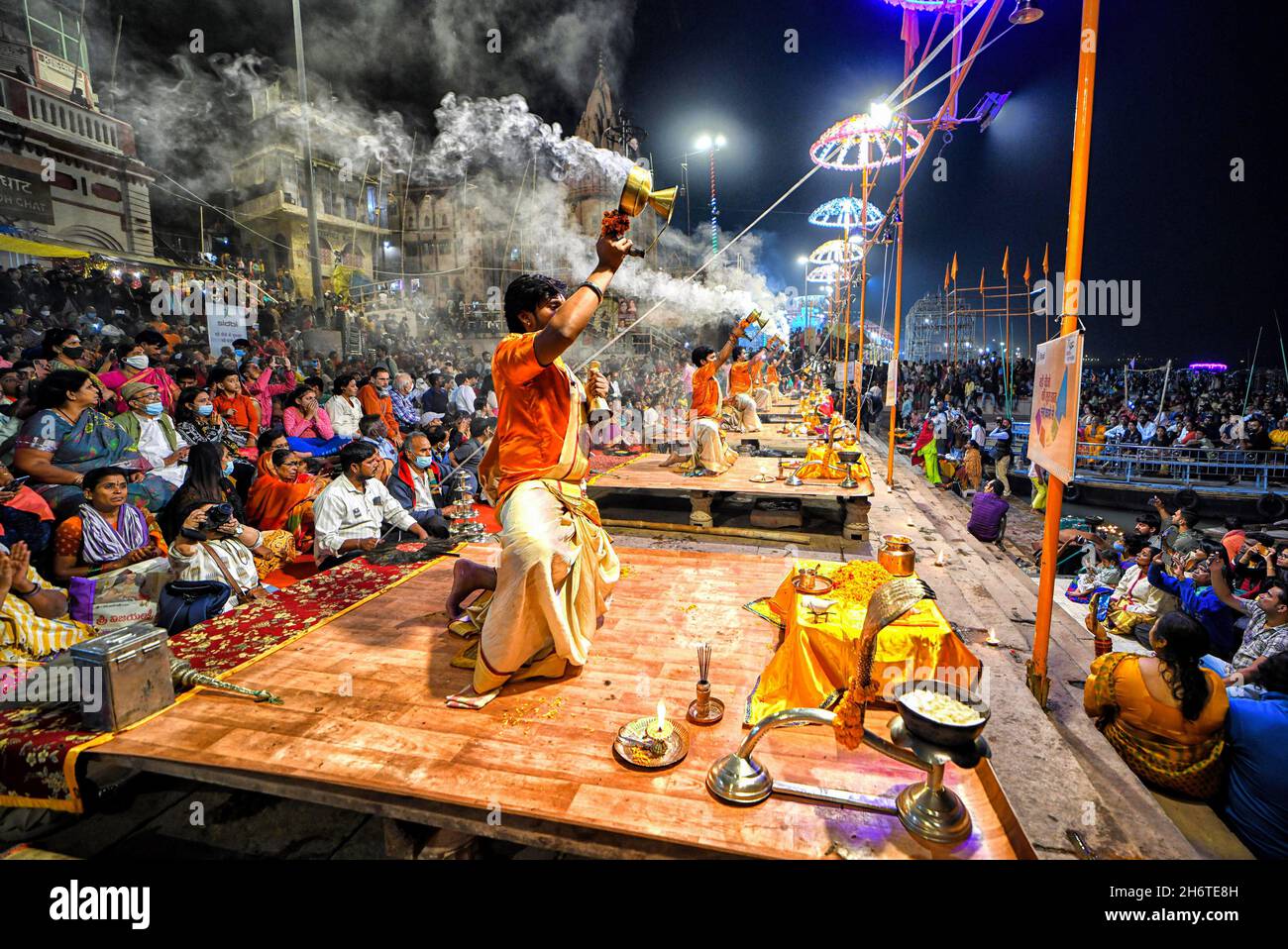 Varanasi, Varanasi, Inde.17 novembre 2021.Des prêtres hindous exécutant la soirée Aarati (prière) à Dashashwamedh Ghat, pendant le Ganga Aarti, un rituel hindou traditionnel et ancien honorant le fleuve Ganges qui se tient sur les rives de la rivière.(Image de crédit : © Avishek Das/SOPA Images via ZUMA Press Wire) Banque D'Images