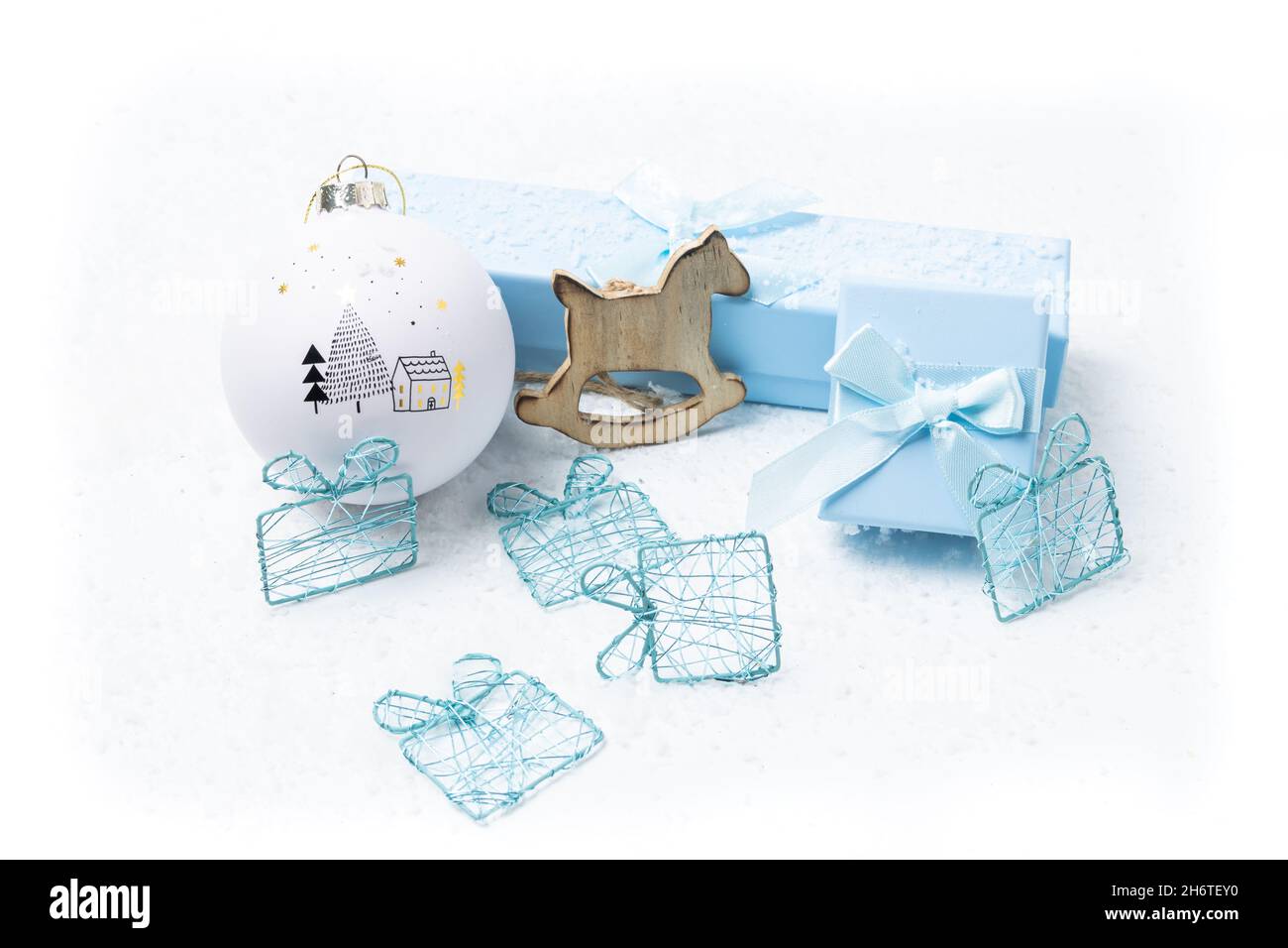 Motifs de Noël et de nouveau-né sur fond blanc enneigé Banque D'Images