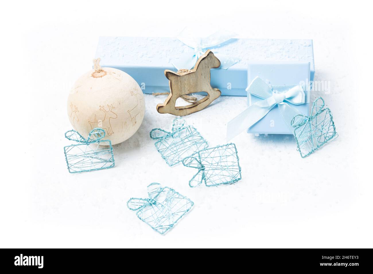 Motifs de Noël et de nouveau-né sur fond blanc enneigé Banque D'Images