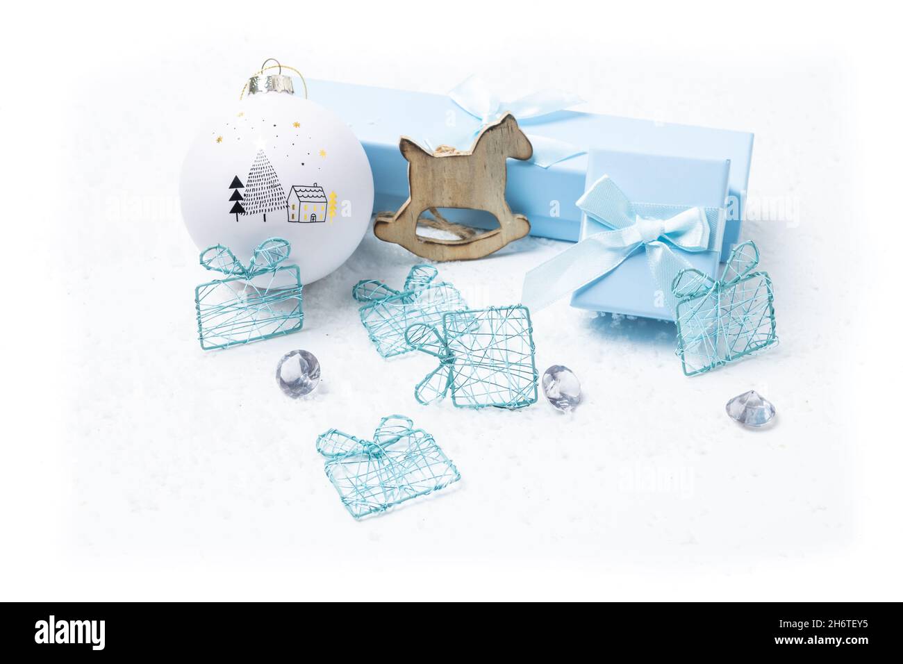 Motifs de Noël et de nouveau-né sur fond blanc enneigé Banque D'Images