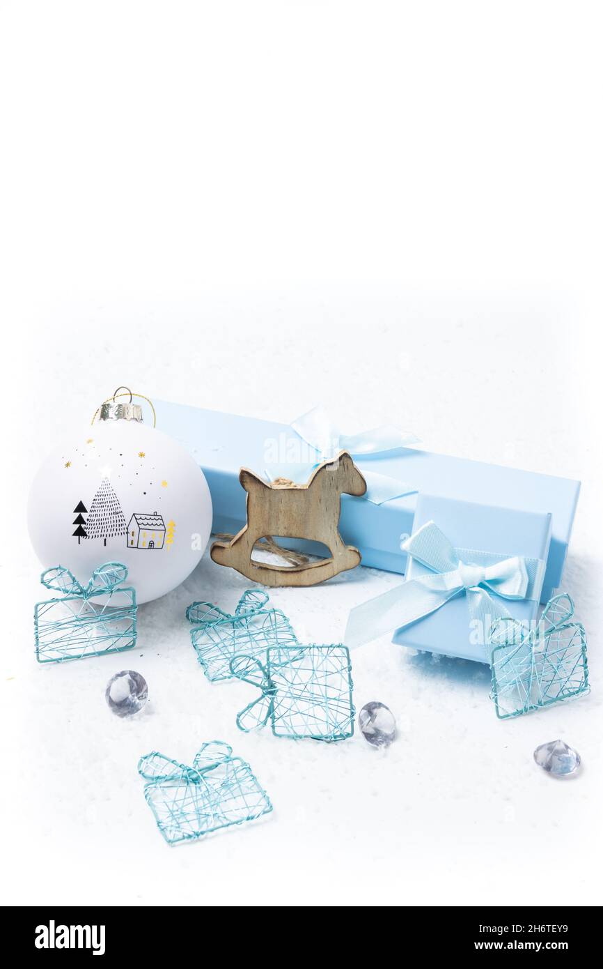 Motifs de Noël et de nouveau-né sur fond blanc enneigé Banque D'Images