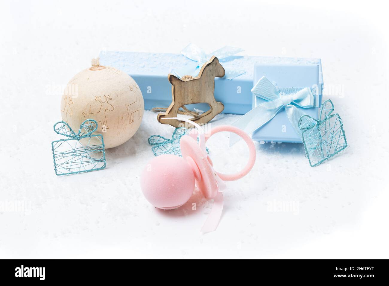 Motifs de Noël et de nouveau-né sur fond blanc enneigé Banque D'Images