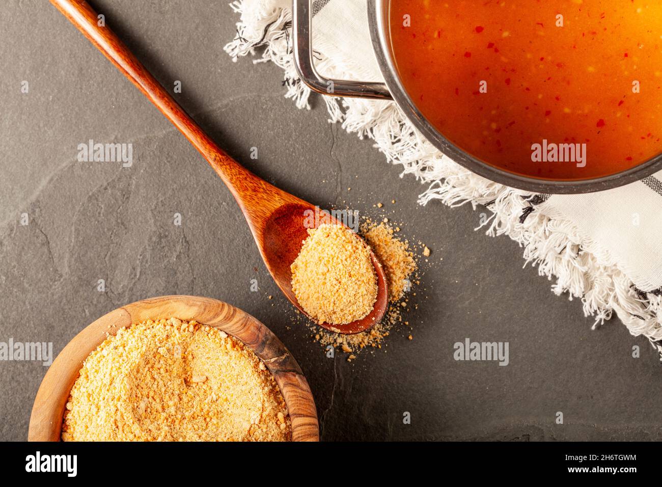 La soupe Tarhana est un plat turc traditionnel fait en ajoutant le mélange en poudre de tomates fermentées, de poivrons, de yaourts et de farine dans l'eau.Un sain Banque D'Images