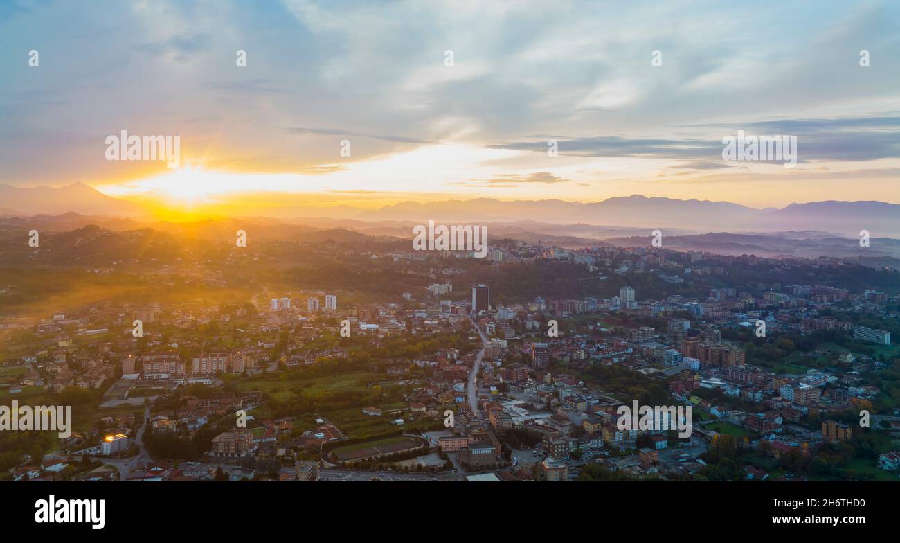 Vue d'en haut, vue aérienne stupéfiante de la ville de Frosinone illuminée par un beau lever de soleil.Frosinone est une commune italienne de Latium. Banque D'Images