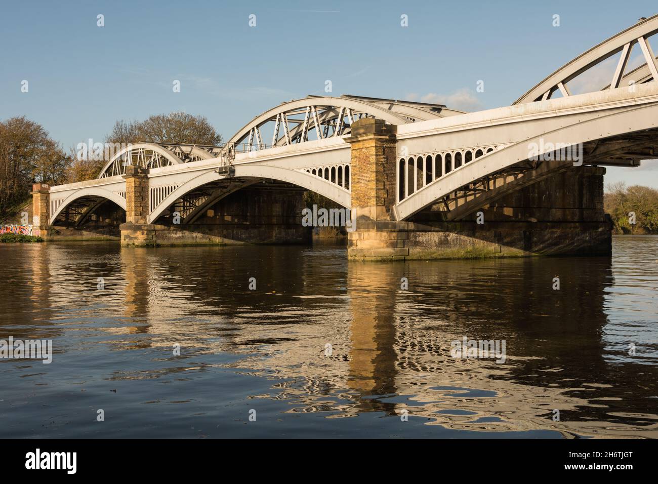 Réflexions du pont Barnes sur la Tamise à Barnes, sud-ouest de Londres, Angleterre, Royaume-Uni Banque D'Images