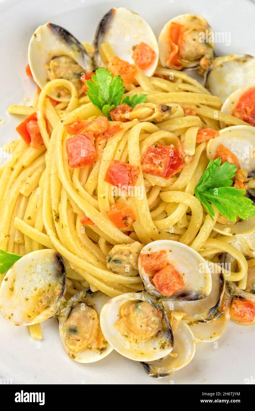 Spaghetti aux fruits de mer italiens traditionnels avec coquillages Banque D'Images