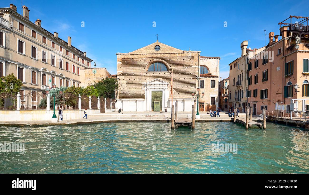 L'église SR Geremia ou Chiesa di San Geremia à Venise.Les Vénitiens et les touristes marchent sur le trottoir.Journée ensoleillée avec ciel bleu. Banque D'Images