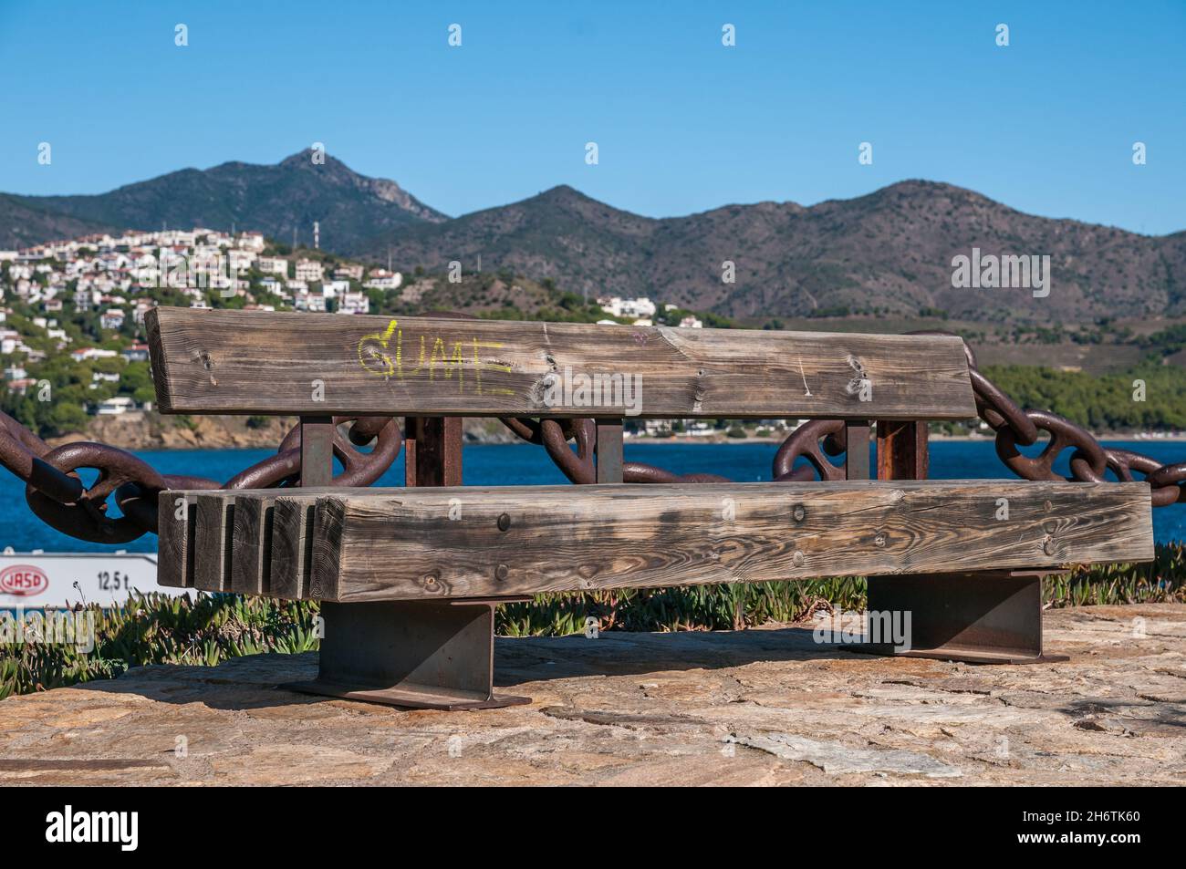 Chemin piétonnier avec banc, Castellar Islet, Llançà, Costa Brava, catalogne,Espagne Banque D'Images