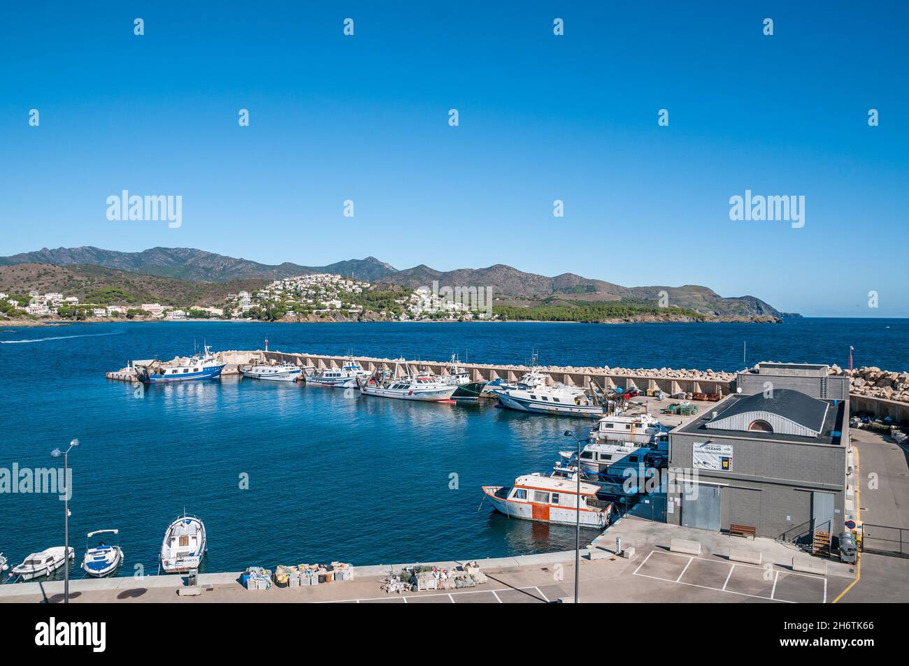 Vue sur le port et les environs, Llançà, Costa Brava, Catalogne, Espagne Banque D'Images