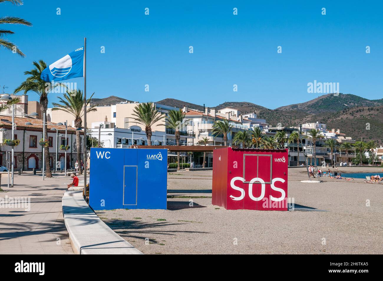 zone de toilette, SOS, et drapeau bleu, plage urbaine, plage de Llança,Costa Brava, Catalogne, Espagne Banque D'Images