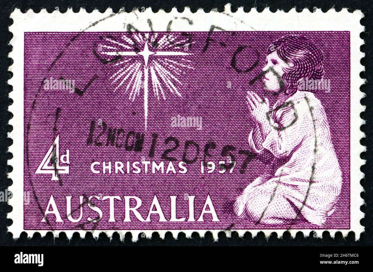 AUSTRALIE - VERS 1957 : un timbre imprimé en Australie montre enfant et étoile de Bethléem en prière, Noël, vers 1957 Banque D'Images