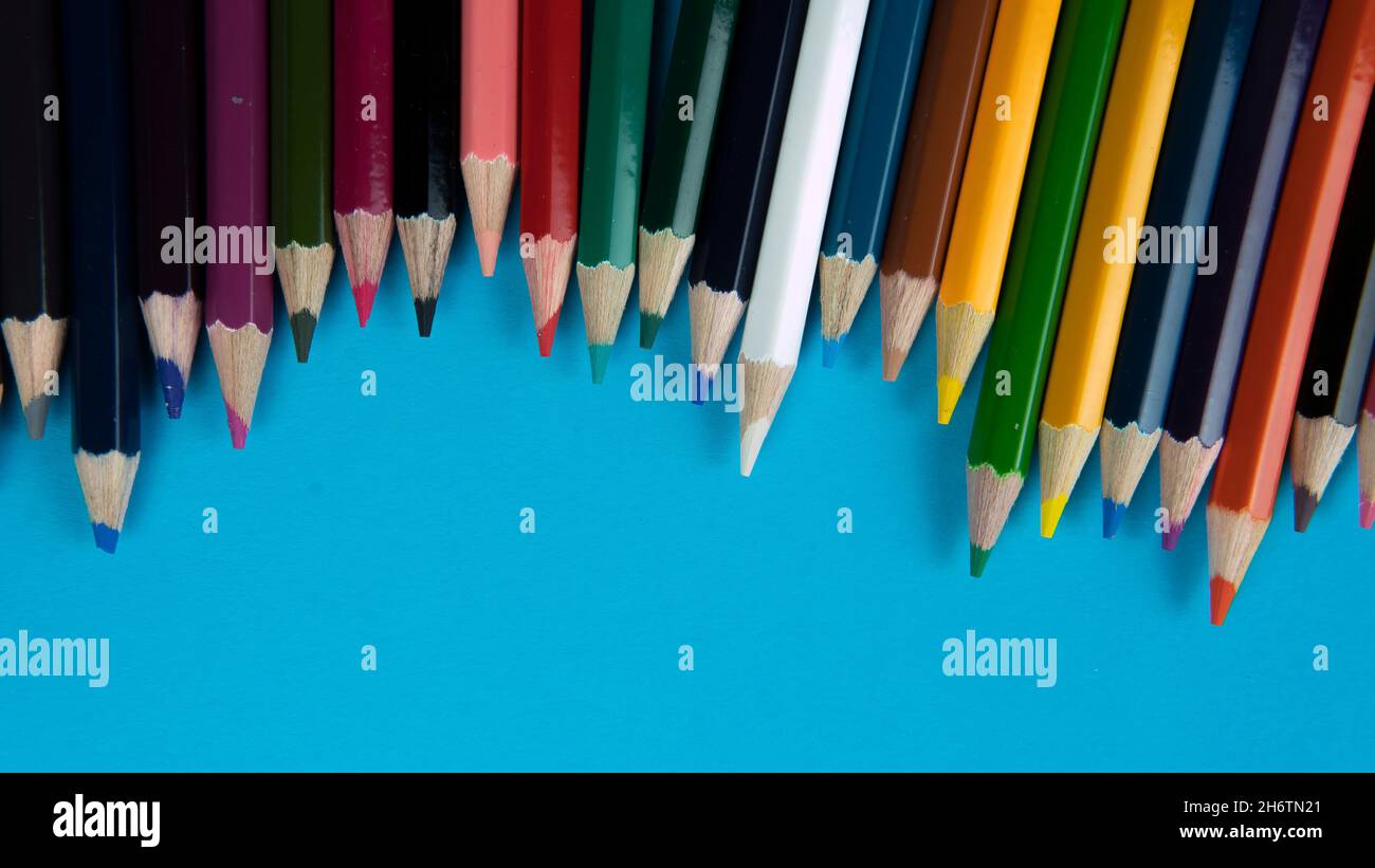 Un crayon de couleur sur fond bleu.Mise au point sélective sur la couleur du crayon Banque D'Images