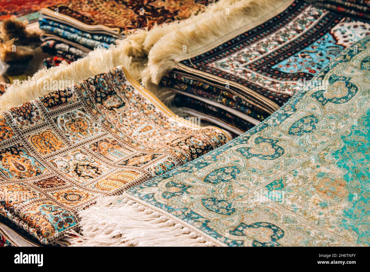 Vue en gros plan sur les tapis et tapis orientaux traditionnels comme arrière-plan avec espace copie.Tapis décoratifs multicolores au magasin de tapis.Populaire Banque D'Images