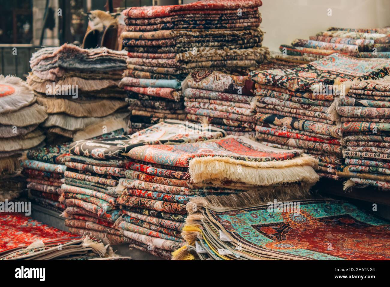 Magasin de tapis avec variété de tapis orientaux traditionnels et tapis avec des éléments décoratifs comme arrière-plan avec l'espace de copie.Souvenir touristique populaire Banque D'Images