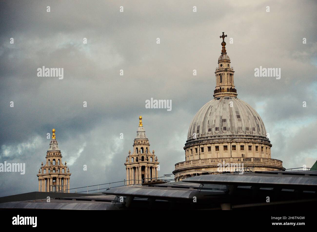 La belle cathédrale Saint Paul, coeur de Londres, prise lors d'une journée d'automne nuageux à Londres, Royaume-Uni Banque D'Images
