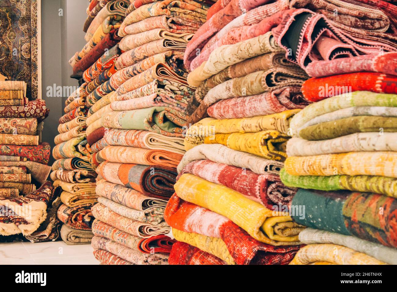Pile de tapis et tapis orientaux traditionnels comme arrière-plan avec l'espace de copie.Tapis décoratifs multicolores au magasin de tapis.Populaire touristique Banque D'Images