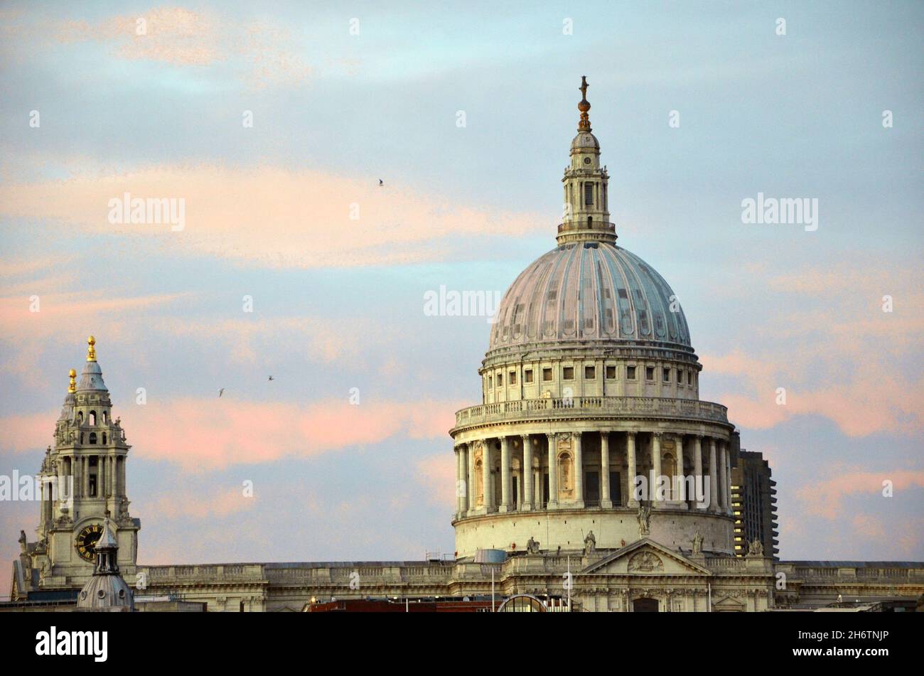 La belle cathédrale Saint Paul, coeur de Londres, prise lors d'une journée d'automne nuageux à Londres, Royaume-Uni Banque D'Images