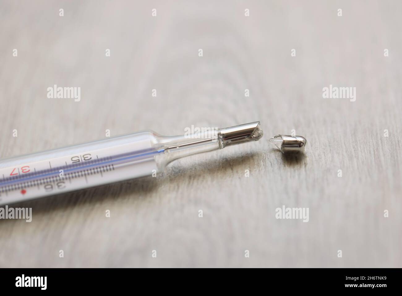 Thermomètre au mercure en verre cassé posé sur le sol Photo Stock - Alamy