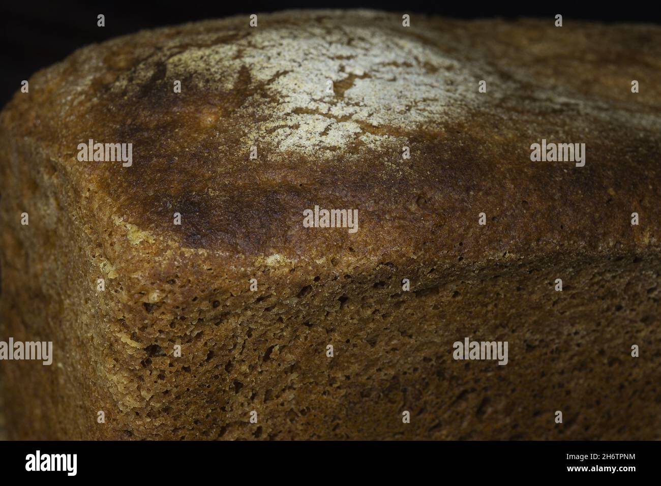 Pain de seigle biologique, maison, marron, sur fond noir.Nourriture savoureuse Banque D'Images