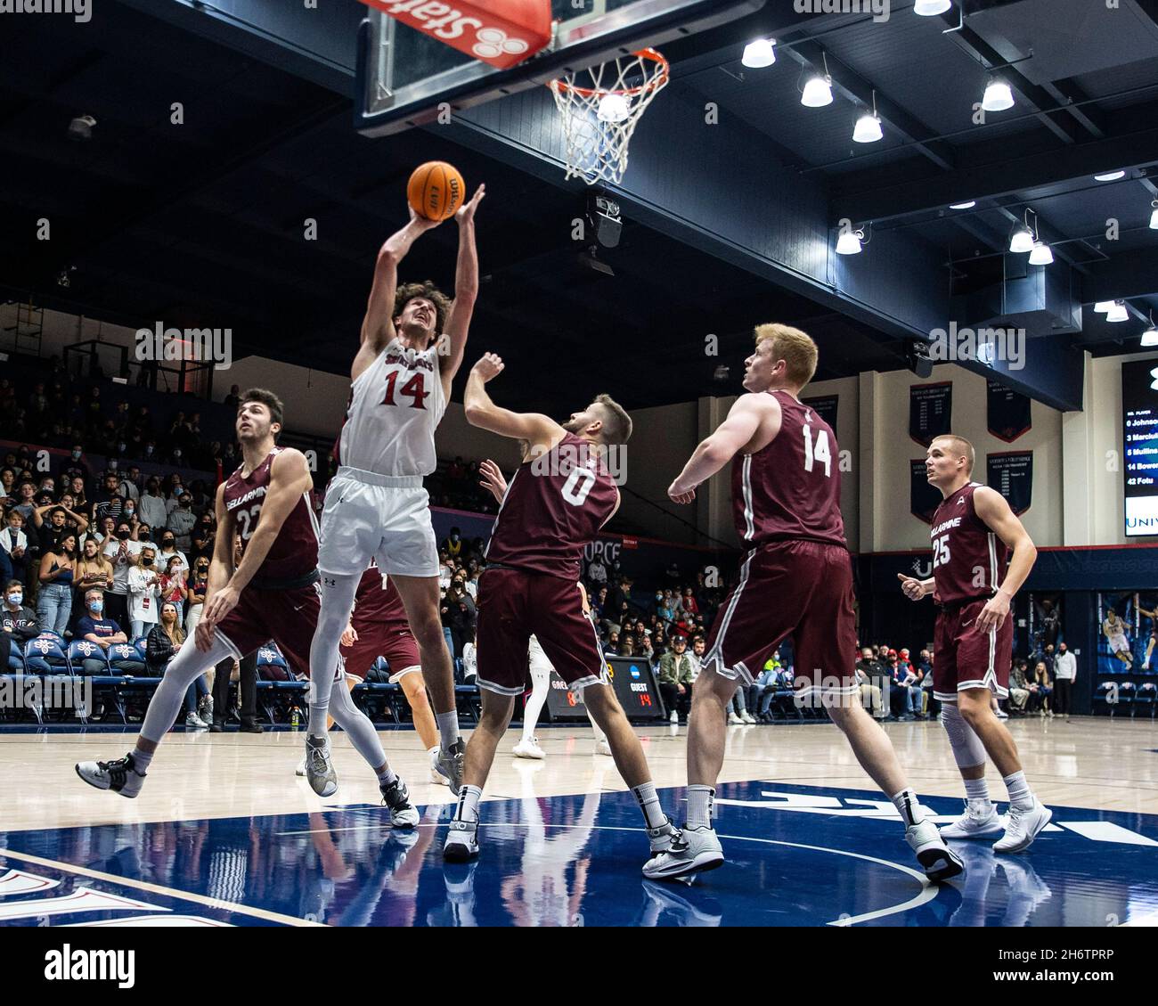 Moraga, CA É.-U. le 17 novembre 2021.A. Kyle Bowen, l'avant de St. Mary (14), se dirige vers le panier pendant le match de basket-ball masculin de la NCAA entre les Chevaliers de Bellarmine et les Gaels de Saint Mary.Saint MaryÕs a gagné 73-64 au Pavillon McKeon Moraga Calif. Thurman James/CSM/Alamy Live News Banque D'Images