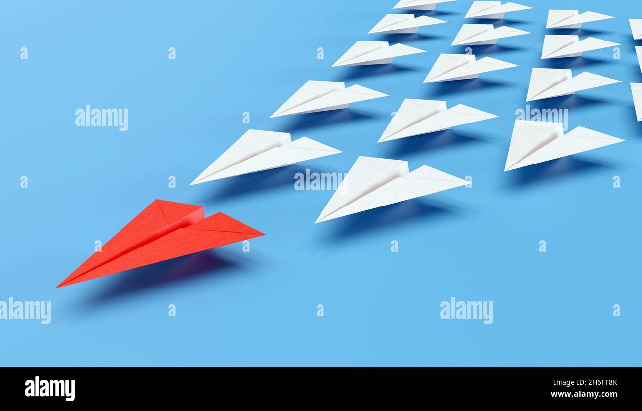 Plan en papier rouge comme ligne d'attache des autres sur un fond bleu Uni Banque D'Images