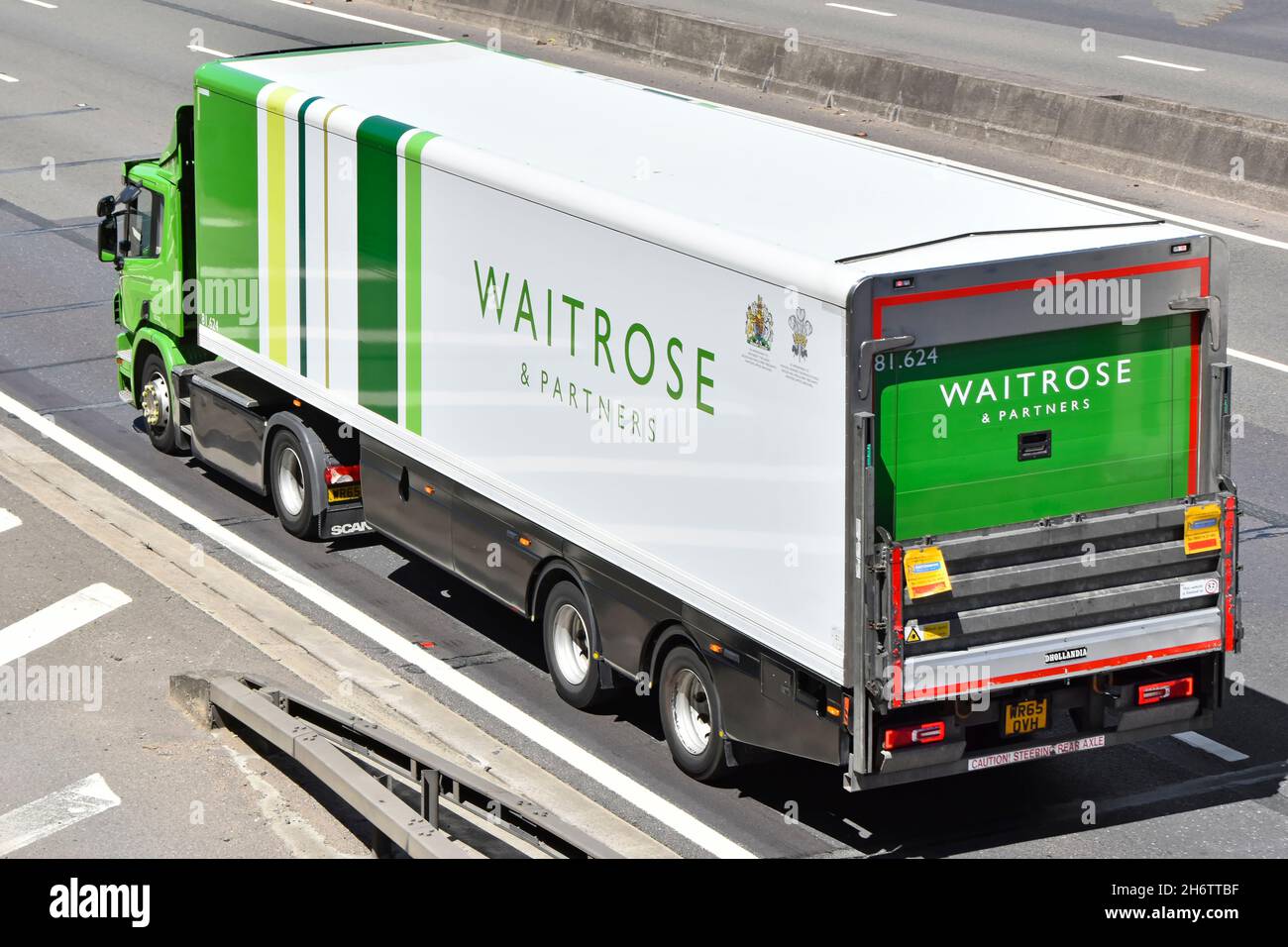 Vue aérienne latérale et arrière du supermarché d'affaires en ligne Waitrose chaîne d'approvisionnement alimentaire livraison de camions et de remorques sur l'autoroute britannique Banque D'Images