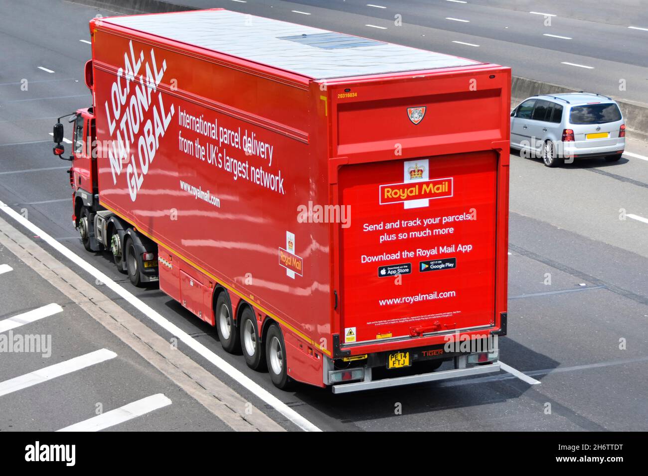 Vue latérale arrière de la remorque articulée de camion Red Royal Mail avec slogan publicitaire local National Global outil d'affranchissement de colis en ligne Angleterre Royaume-Uni Banque D'Images