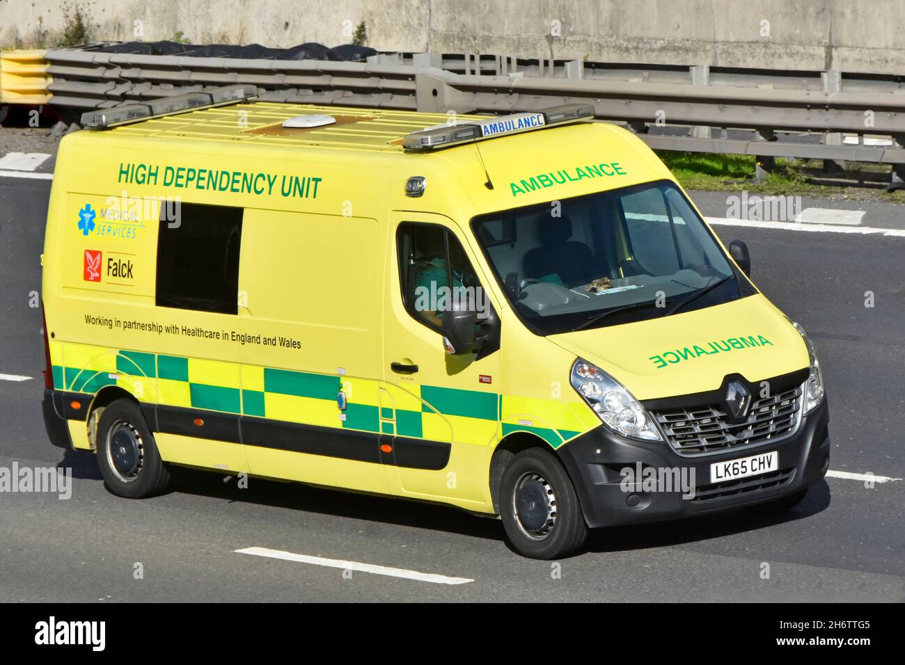 Vue rapprochée de face et de côté de l'unité Renault d'ambulance à dépendance élevée, exploitée par l'entreprise de soins de santé et de services médicaux de Falck, basée dans les pays nordiques, sur l'autoroute britannique Banque D'Images