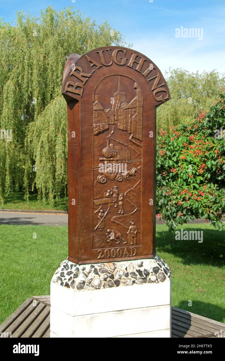 Signe inhabituel de communauté rurale Brauauth monté sur plinthe sur le petit village vert avec des sculptures de caractéristiques historiques locales Hertfordshire Angleterre Royaume-Uni Banque D'Images