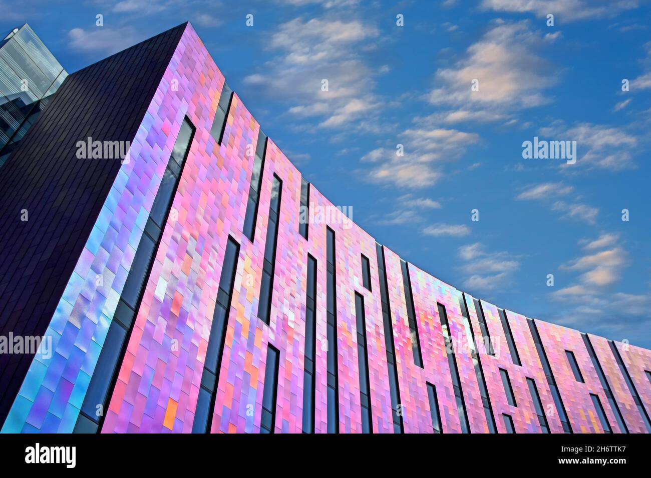 Motif abstrait incurvé revêtement coloré et panneaux vitrés reflétant la lumière du ciel sur les hôtels en altitude W bâtiment Londres Docklands Angleterre Royaume-Uni Banque D'Images