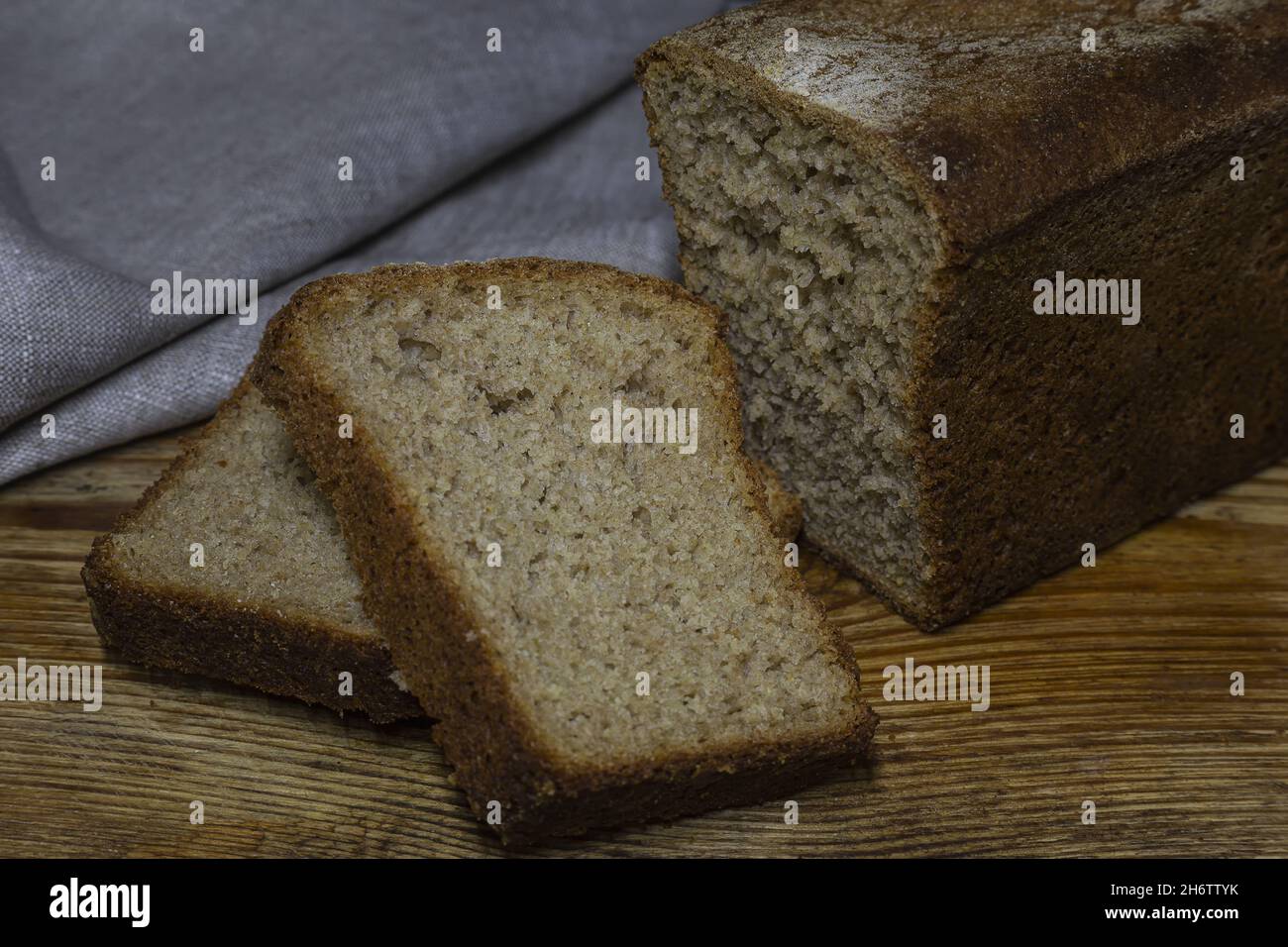 Pain de seigle biologique brun sur fond noir.Deux tranches de pain.Placer pour le texte.Bannière pour un projet de conception. Banque D'Images
