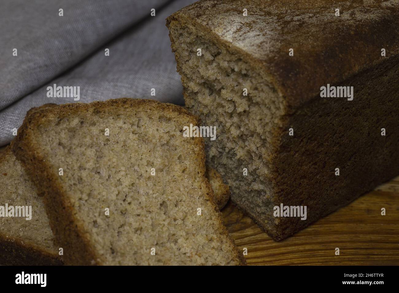 Pain de seigle biologique brun sur fond noir.Deux tranches de pain.Placer pour le texte.Bannière pour un projet de conception. Banque D'Images