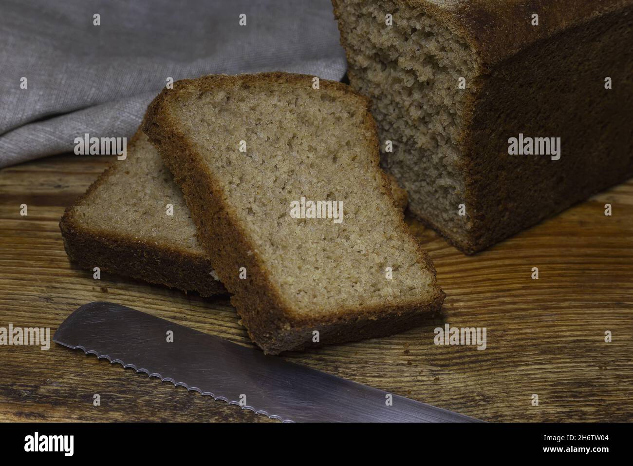 Pain de seigle biologique brun sur fond noir.Deux tranches de pain.Placer pour le texte.Bannière pour un projet de conception. Banque D'Images