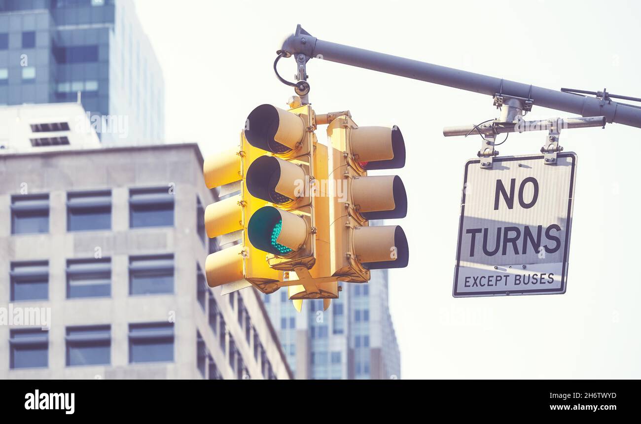 Feux de signalisation et panneau de signalisation No Tallures, couleur appliquée, New York City, États-Unis. Banque D'Images
