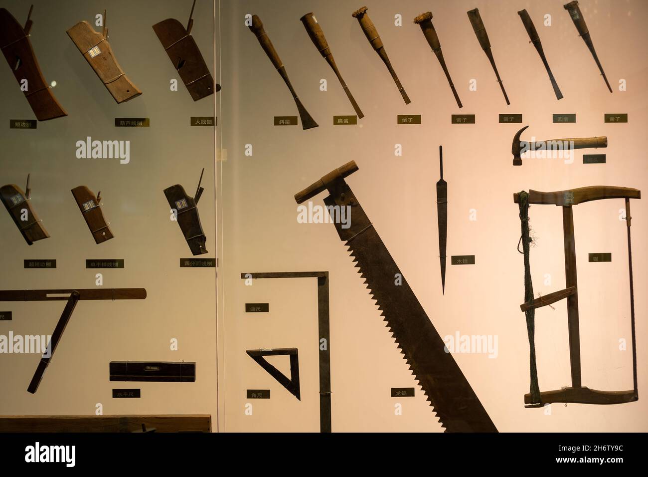 Certains outils typiques utilisés par les charpentiers chinois traditionnels sont exposés dans le Musée chinois de l'architecture ancienne de Beijing Xiannongtan. Banque D'Images
