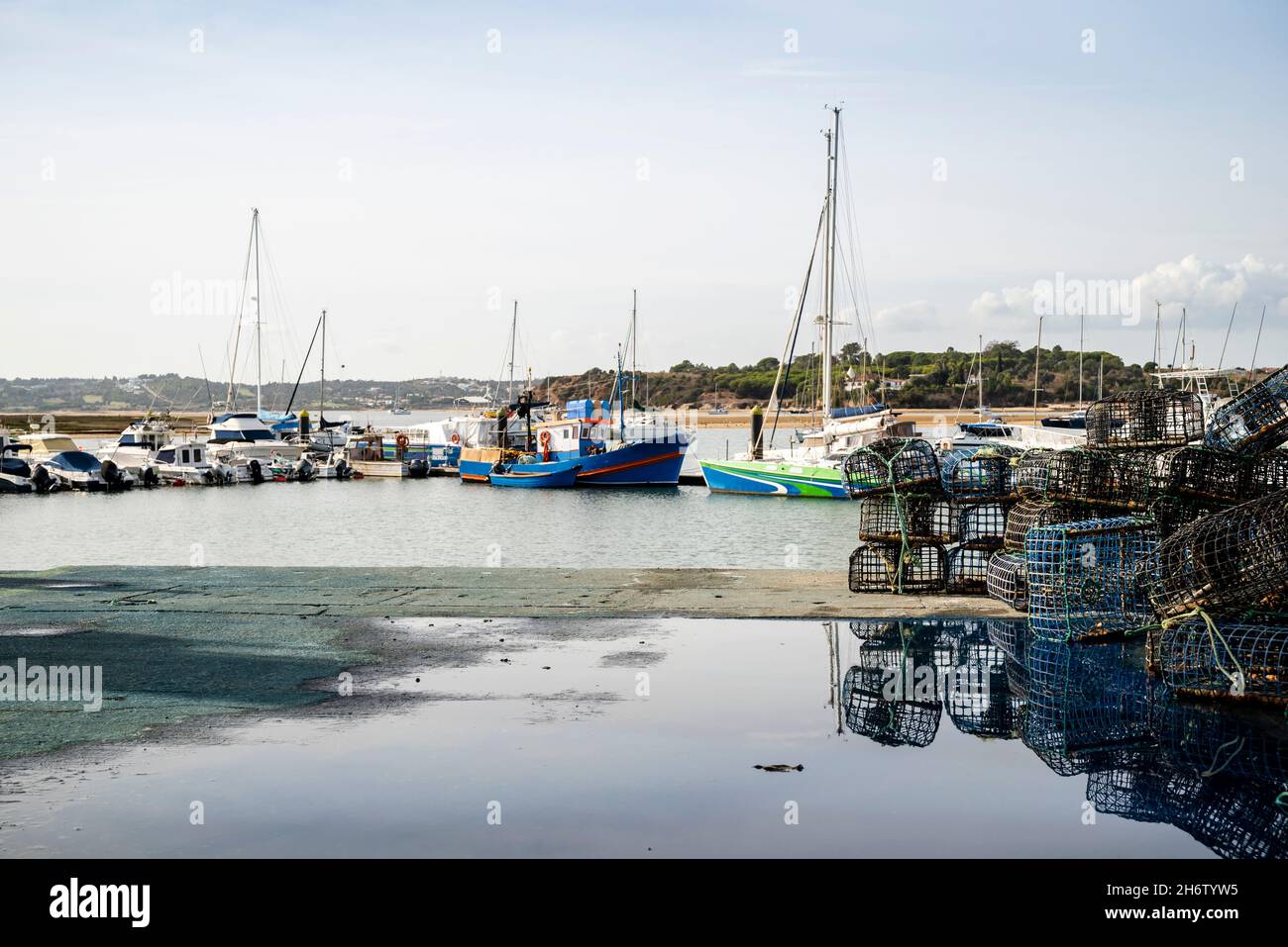 Port de pêcheurs avec yachts et pièges à pieuvre à Alvor, Algarve, Portugal Banque D'Images