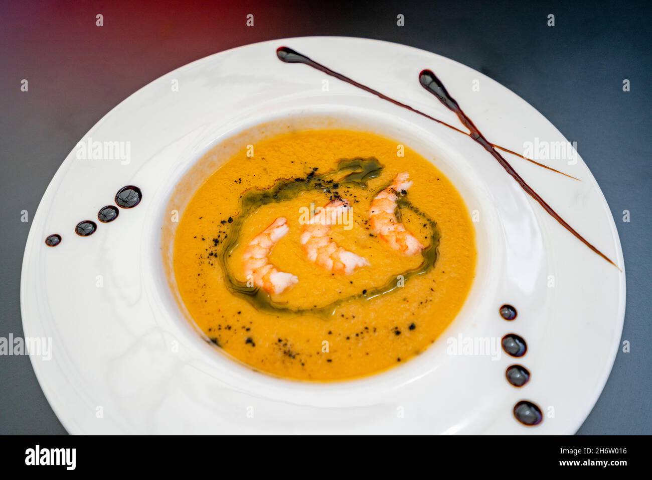 Soupe froide salmorejo servie avec des crevettes en Sierra Nevada, Espagne Banque D'Images