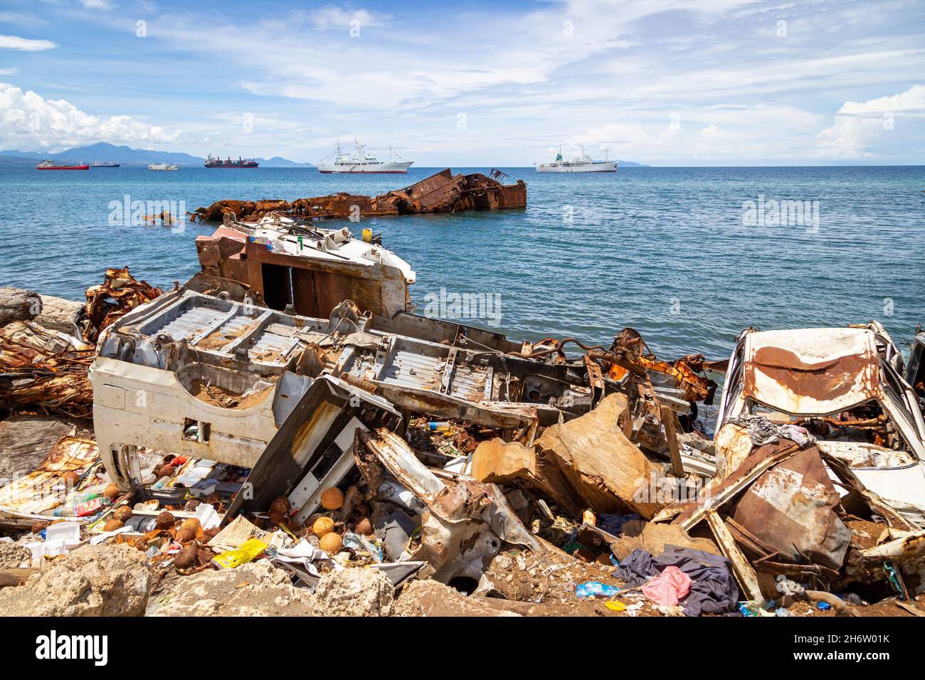 Pollution et navires sur la côte de Honiara, la capitale des îles Salomon. Banque D'Images