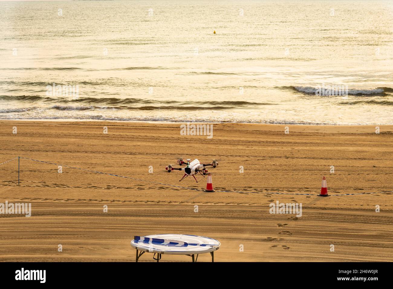 plate-forme de décollage et drone prêts pour la surveillance de plage Banque D'Images