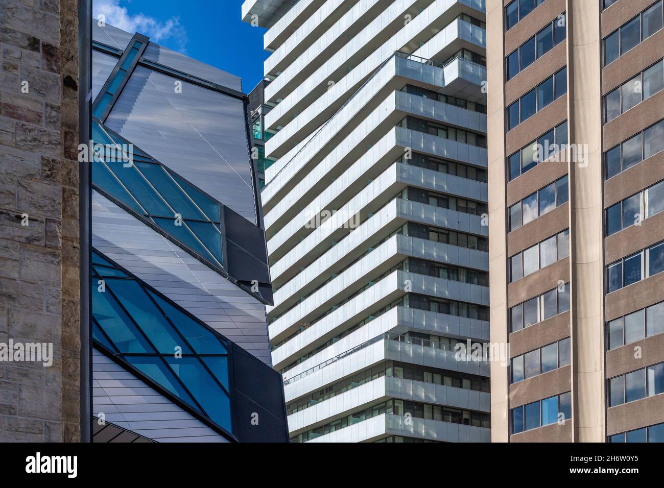 Architecture abstraite incluant une partie de la façade du Musée royal de l'Ontario dans le quartier du centre-ville.18 novembre 2021 Banque D'Images